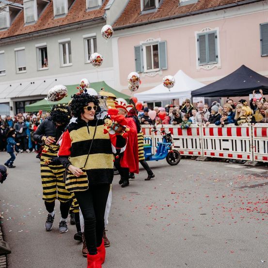 Bild enthält, People, Person, Adult, Female, Woman, Male, Man, Festival, Shoe, Face