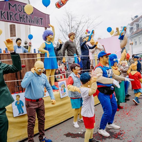 Bild enthält, People, Person, Adult, Male, Man, Glove, Celebrating, Boy, Child, Parade