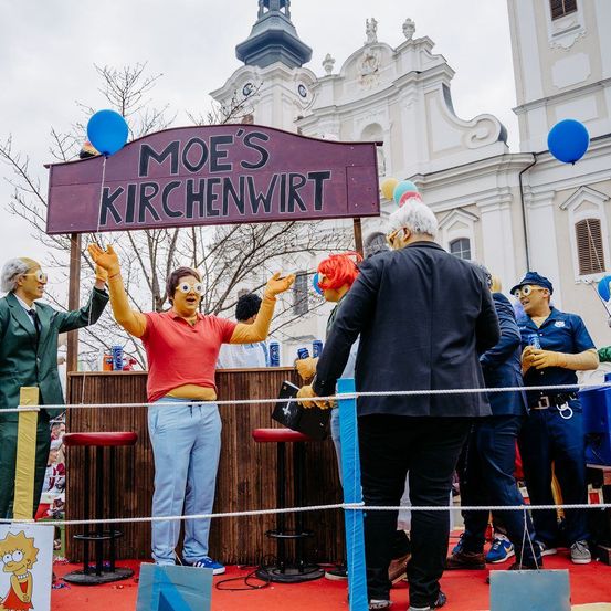 Bild enthält, Balloon, People, Person, Adult, Male, Man, Celebrating, Glove, Coat, Shorts