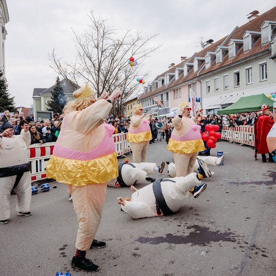 Bild enthält, People, Person, Adult, Female, Woman, Male, Man, City, Footwear, Shoe