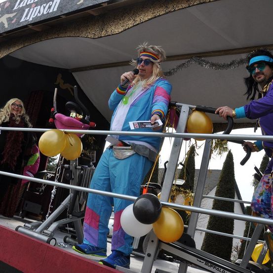 Bild enthält, Adult, Female, Person, Woman, Outdoors, Shelter, Pants, Balloon, Face, Sunglasses