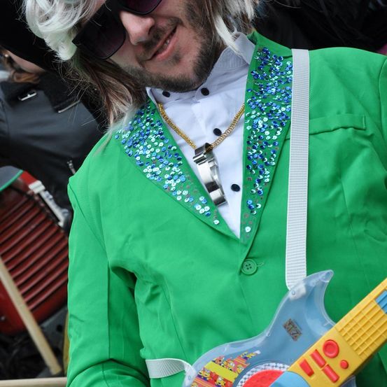 Bild enthält, Sunglasses, Adult, Female, Person, Woman, Coat, Guitar, Face, Finger, Costume