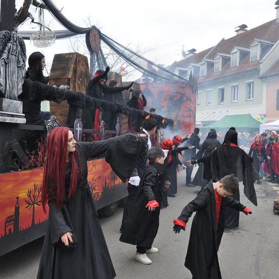 Bild enthält, People, Person, Adult, Female, Woman, Male, Man, Clothing, Coat, Face