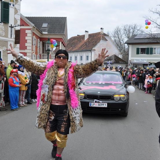 Bild enthält, Neighborhood, City, Street, Costume, Person, Coat, Adult, Male, Man, Woman