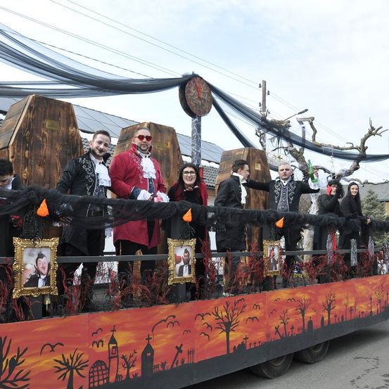 Bild enthält, Adult, Male, Man, Person, Female, Woman, Urban, Festival, City