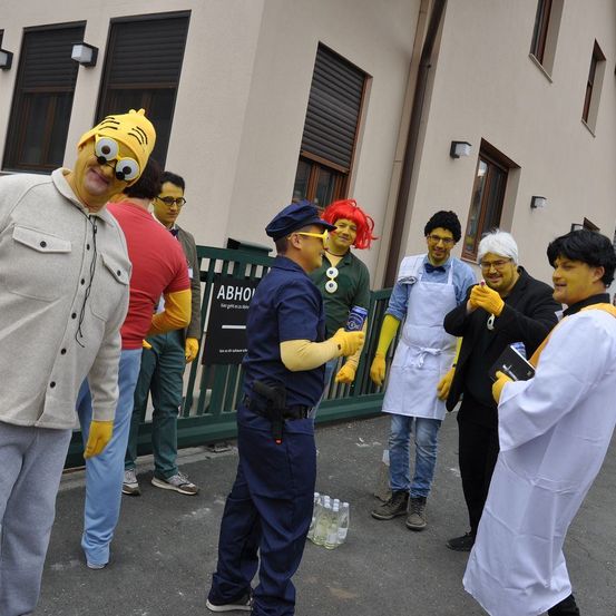 Bild enthält, Glove, Pants, Adult, Male, Man, Person, Coat, City, Jeans, Costume