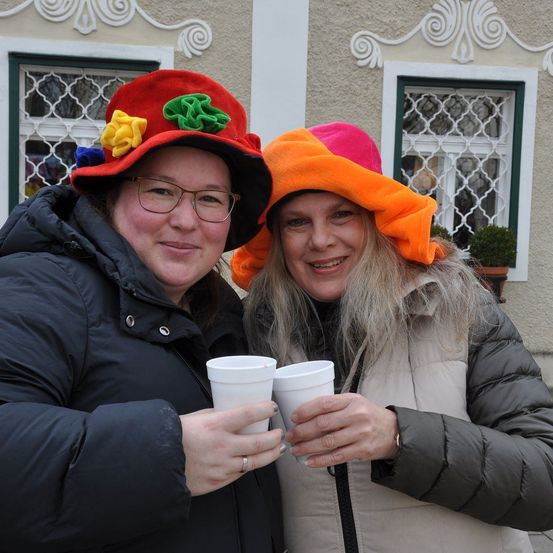 Bild enthält, Coat, Jacket, Hat, Person, Photography, Portrait, Cap, Adult, Female, Woman