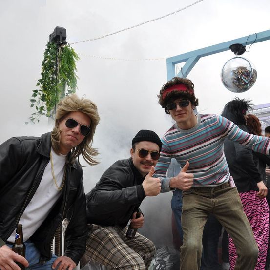 Bild enthält, Coat, Jacket, Potted Plant, Jeans, Pants, Sunglasses, Adult, Male, Man, Person