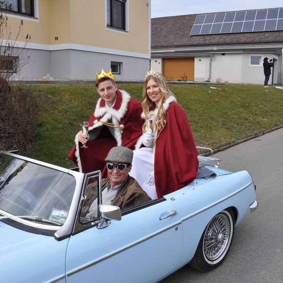 Bild enthält, Person, Photography, Portrait, Shelter, Neighborhood, People, Car, Solar Panels, City, Woman