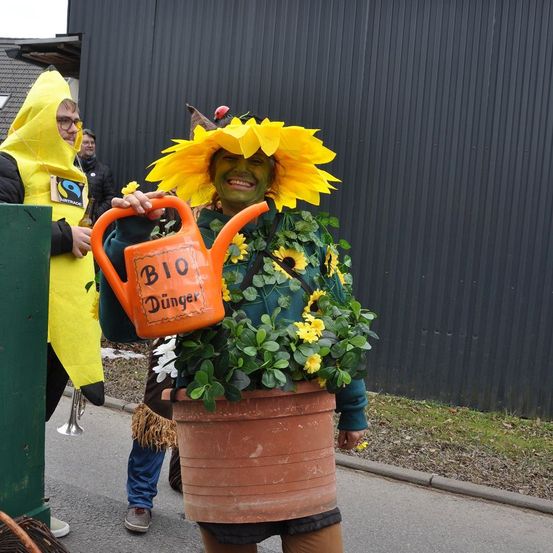 Bild enthält, Potted Plant, Jar, Planter, Pottery, Vase, Coat, Shelter, Flower, Portrait, Street