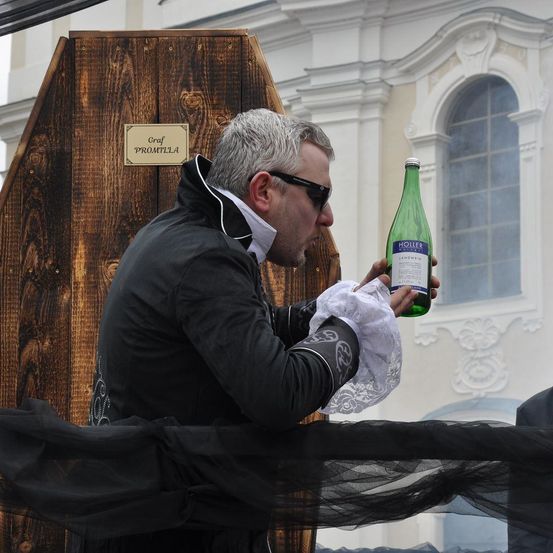 Bild enthält, Adult, Male, Man, Person, Bottle, Beverage, Alcohol, Beer, Face, Suit
