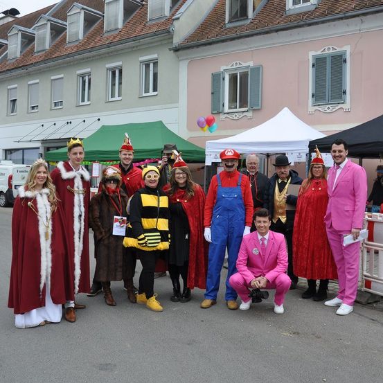 Bild enthält, Shelter, People, Person, Neighborhood, Coat, Costume, City, Urban, Formal Wear, Bride
