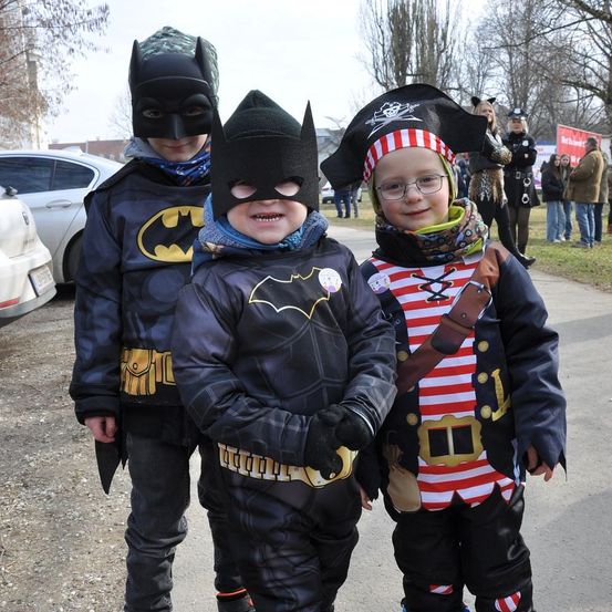 Bild enthält, Coat, Jacket, Pants, Costume, Person, Shoe, Portrait, People, Glove, Street