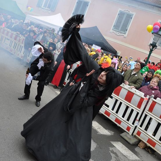 Bild enthält, People, Person, Adult, Male, Man, Face, Shoe, Glove, Fashion, Portrait