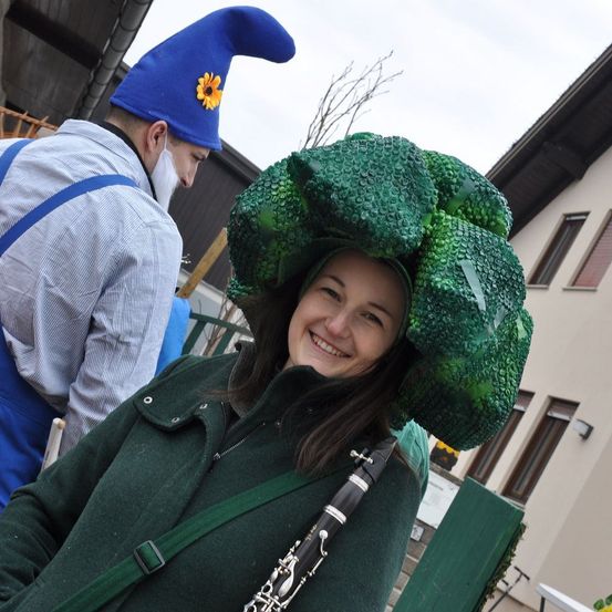 Bild enthält, Shelter, Photography, Portrait, Coat, Costume, Hat, Potted Plant, Jacket, Cap, City