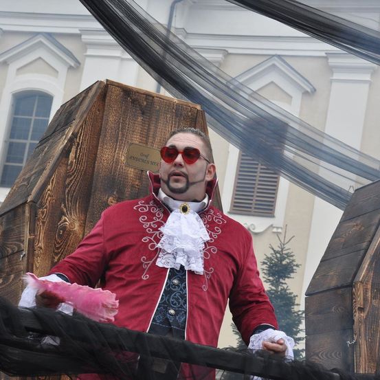 Bild enthält, Coat, Adult, Male, Man, Person, Portrait, Sunglasses, Glove, Jacket, Shelter