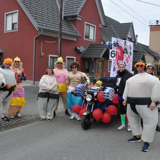 Bild enthält, Neighborhood, City, Street, Urban, Shelter, Costume, Person, People, Adult, Man