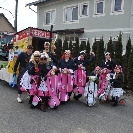 Bild enthält, People, Person, Adult, Female, Woman, Wheel, Costume, Neighborhood, Portrait, Vehicle