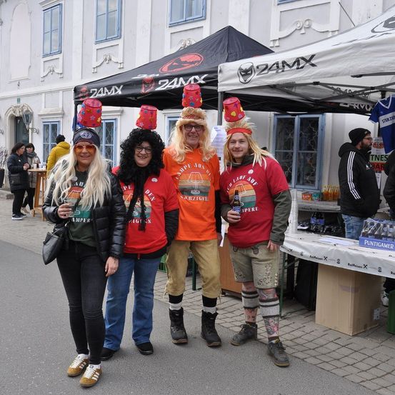 Bild enthält, Pants, City, Street, Urban, People, Person, Jeans, Jacket, Shoe, Hat