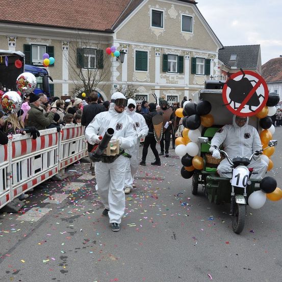 Bild enthält, People, Person, Adult, Male, Man, Female, Woman, Wheel, Motorcycle, Shoe