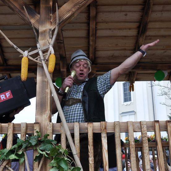Bild enthält, Potted Plant, Shelter, Photography, Portrait, Cap, Hat, Wood, Leaf, Bag, Baseball Cap