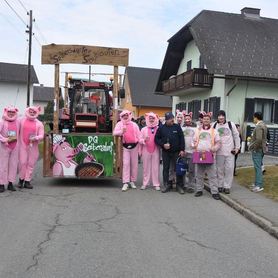 Bild enthält, People, Person, Outdoors, Shelter, Neighborhood, City, Pants, Street, Urban, Worker