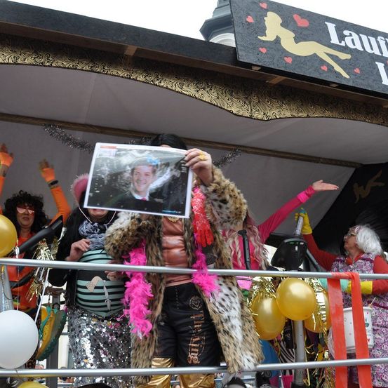 Bild enthält, Shelter, Adult, Female, Person, Woman, Male, Man, Costume, Accessories, People