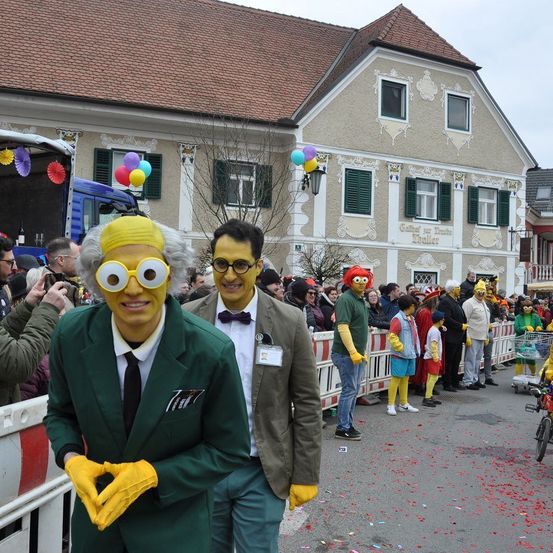 Bild enthält, Glove, Adult, Male, Man, Person, Shelter, Wheel, Balloon, Jeans, Face