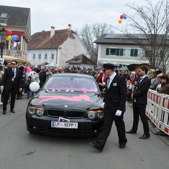 Bild enthält, Formal Wear, Suit, License Plate, Adult, Male, Man, Person, Car, People, Glove