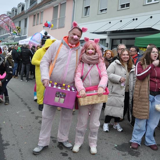 Bild enthält, Costume, City, Street, Urban, Photography, Portrait, People, Coat, Neighborhood, Shelter