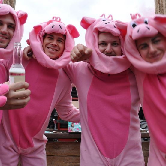 Bild enthält, Person, Photography, Portrait, Hood, Costume, Coat, Finger, Hoodie, Shelter, Baby