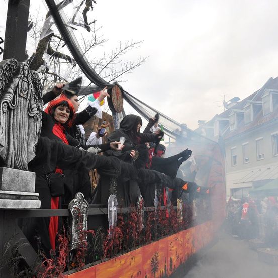 Bild enthält, Adult, Female, Person, Woman, Male, Man, Festival, Face, Head, People