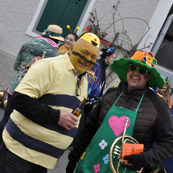 Bild enthält, Costume, Person, Sunglasses, Face, Photography, Portrait, Adult, Male, Man, Shoe