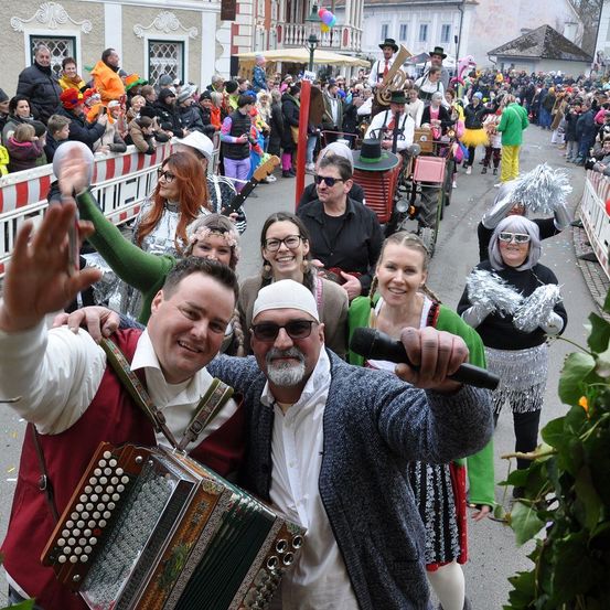 Bild enthält, People, Person, Adult, Female, Woman, Male, Man, Face, Crowd, Mace Club