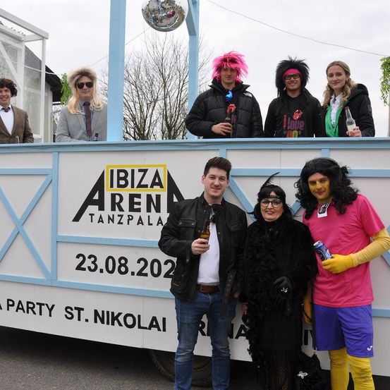 Bild enthält, Adult, Female, Person, Woman, Pants, Jacket, Glove, Jeans, Male, Man