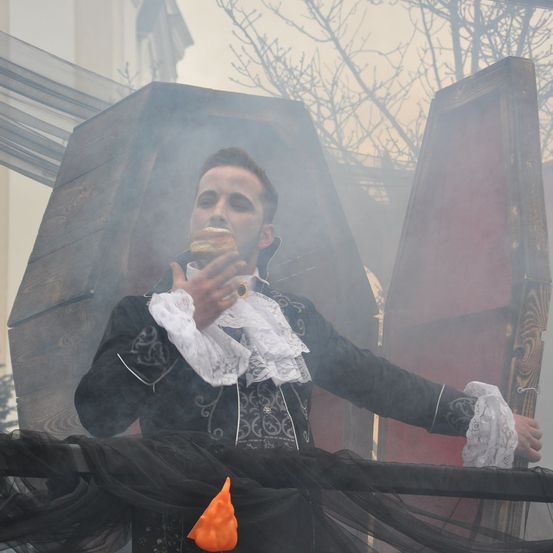 Bild enthält, Smoke, Head, Person, Face, Adult, Male, Man, Bread, Outdoors, Weather
