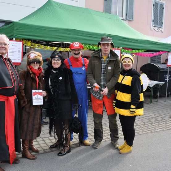 Bild enthält, People, Person, Coat, Adult, Female, Woman, Jacket, Pants, Male, Man