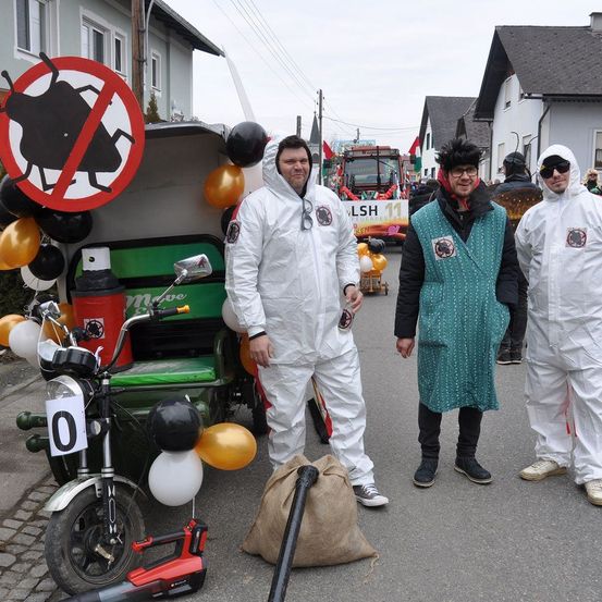 Bild enthält, Coat, Adult, Male, Man, Person, City, People, Wheel, Balloon, Urban