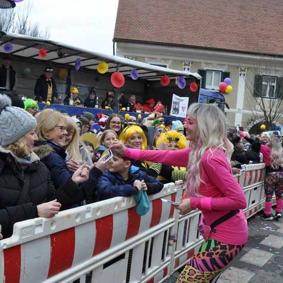 Bild enthält, Adult, Female, Person, Woman, People, Male, Man, Child, Girl, Face