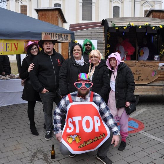 Bild enthält, Shelter, Coat, City, Street, Urban, Jacket, Portrait, People, Hood, Costume