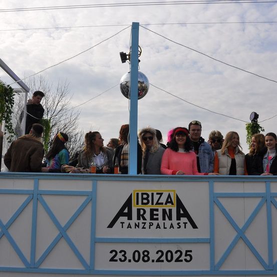 Bild enthält, Potted Plant, People, Person, Adult, Female, Woman, Planter, Male, Man, Face