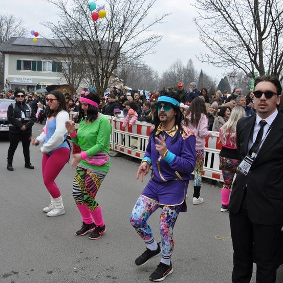 Bild enthält, People, Person, Adult, Female, Woman, Formal Wear, Suit, Male, Man, Sunglasses