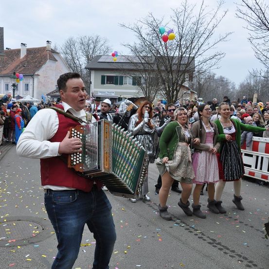 Bild enthält, People, Person, Adult, Female, Woman, Male, Man, Street, Neighborhood, Jeans