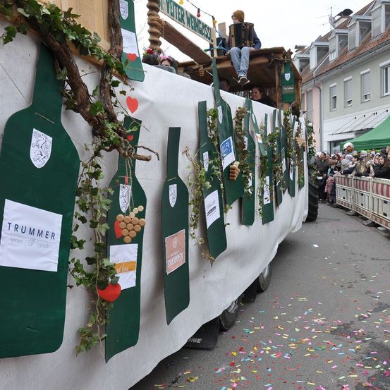 Bild enthält, Person, City, Road, Street, Urban, Machine, Wheel, Face, Head