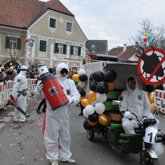 Bild enthält, People, Person, Adult, Male, Man, Glove, Neighborhood, Motorcycle, Wheel, Balloon
