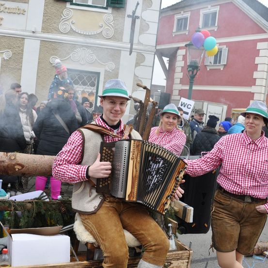 Bild enthält, People, Person, Adult, Male, Man, City, Street, Urban, Portrait, Neighborhood