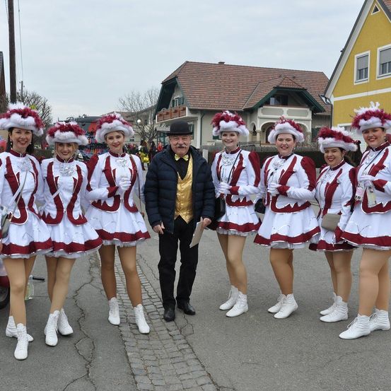 Bild enthält, People, Person, Neighborhood, Costume, Skirt, Coat, Adult, Male, Man, Teen
