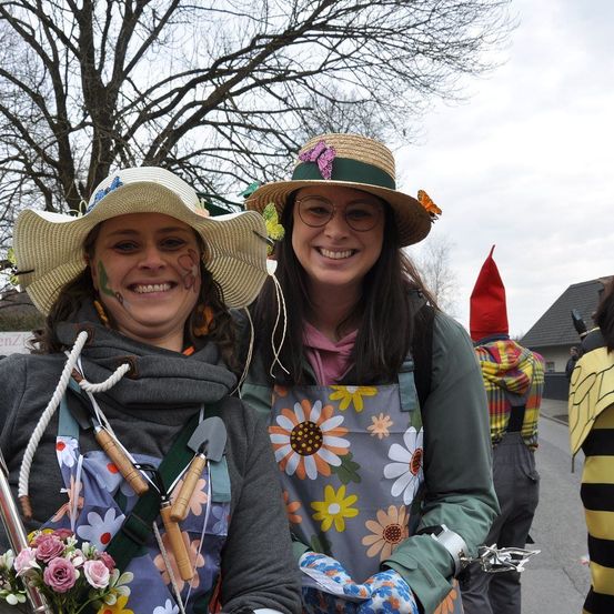 Bild enthält, Person, Photography, Portrait, Hat, Flower Arrangement, Flower Bouquet, Costume, Adult, Female, Woman