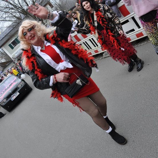 Bild enthält, People, Person, Adult, Female, Woman, Neighborhood, Male, Man, Street, Costume