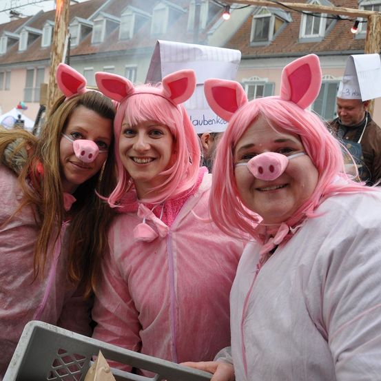 Bild enthält, Person, Photography, Portrait, Costume, Adult, Female, Woman, People, Shelter, Coat
